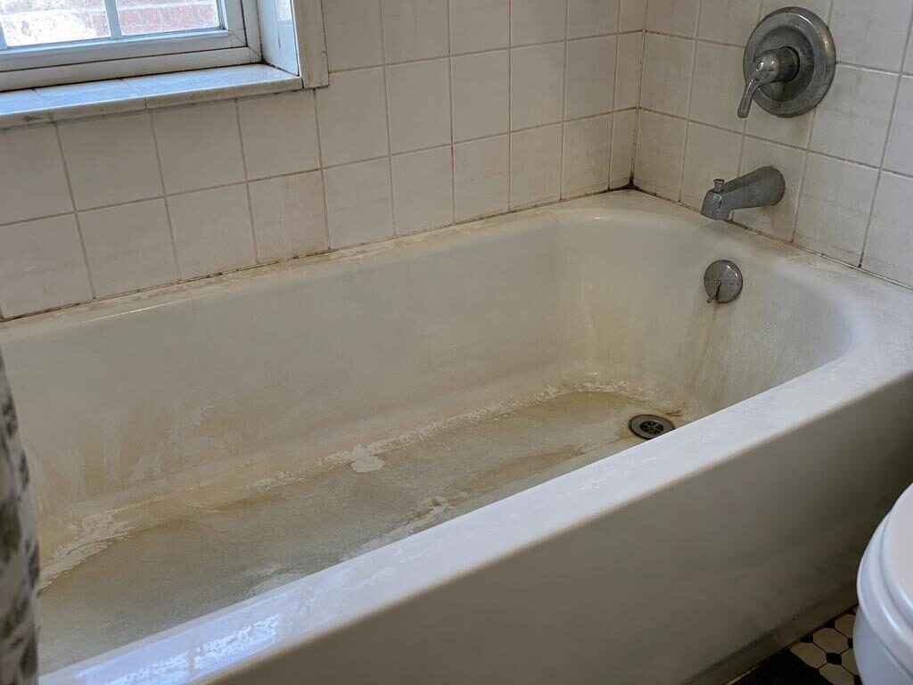 Grimy bathtub before cleaning